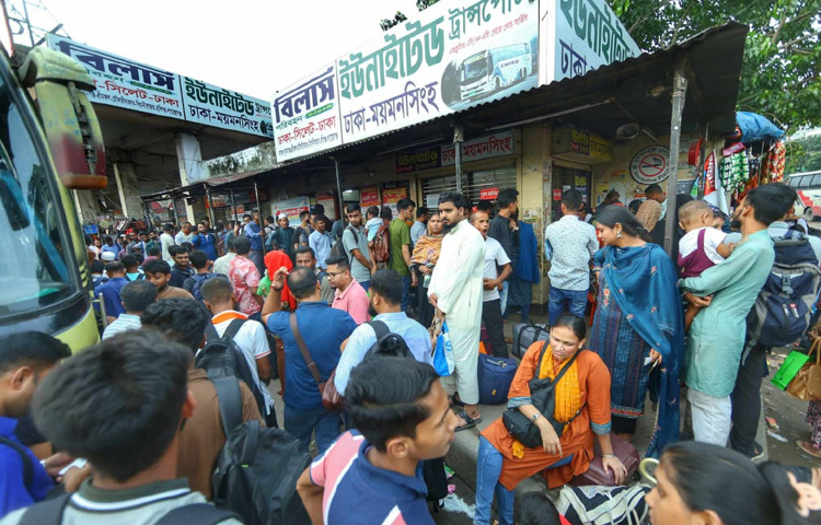 কেউ লাইনে দাঁড়িয়ে টিকিট কাটার জন্য অপেক্ষা করছেন, কেউবা আগেই কেটে রাখা টিকিট হাতে নিয়ে অপেক্ষায় আছেন কাঙ্ক্ষিত বাসের জন্য। অপেক্ষার প্রহর যেন দীর্ঘ, তবুও তাতে নেই বিরক্তি। বরং সবার মুখে একটাই প্রত্যাশা যেন ঠিক সময়ে বাড়ি পৌঁছানো যায়।