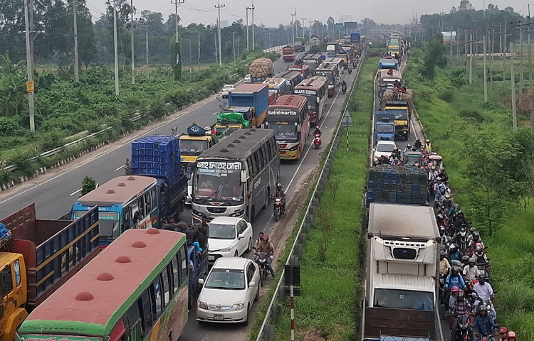 বাংলাদেশ সেতু কর্তৃপক্ষের যমুনা সেতু সাইট অফিসের নির্বাহী প্রকৌশলী আহসানুল কবির পাভেল বলেন, সকাল থেকে অতিরিক্ত গাড়ির চাপ দেখা যায়। ফলে শুধু উত্তরবঙ্গগামী যানবাহনকেই অগ্রাধিকার দিয়ে পারাপার করা হচ্ছে, যাতে যানজট কিছুটা হলেও নিয়ন্ত্রণে রাখা যায়।