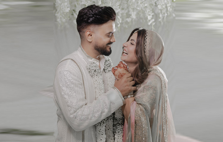 গত ১৩ বছর ধরে প্রেম করছিলেন রকি ও হিনা। রকি পেশায় ব্যবসায়ী। ২০০৯ সালে ‘ইয়ে রিস্তা কেয়া কেহলাতা হ্যায়’ ধারাবাহিকের সেটে দুজনার পরিচয়। ধারাবাহিকটির প্রযোজক ছিলেন রকি। সেই থেকেই হিনার পাশে ছিলেন তিনি।