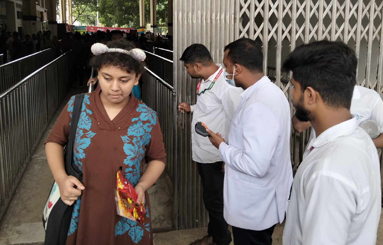 পরিবারের সঙ্গে ঈদের আনন্দ ভাগাভাগি করতে বাড়ি ফিরছেন রাজধানীবাসী। ঈদযাত্রাকে কেন্দ্র করে রাজধানীর কমলাপুর রেলস্টেশনে ঢল নেমেছে ঘরমুখো মানুষের।