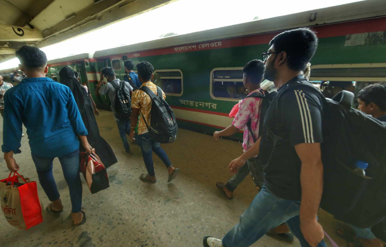 এই যাত্রা শুধু বাড়ি ফেরার নয়, এই যাত্রা হৃদয়ের। প্রতিটি ব্যাগে শুধু জামাকাপড় নয়, আছে ভালোবাসা, অপেক্ষা আর ফিরে যাওয়ার একান্ত ইচ্ছা।