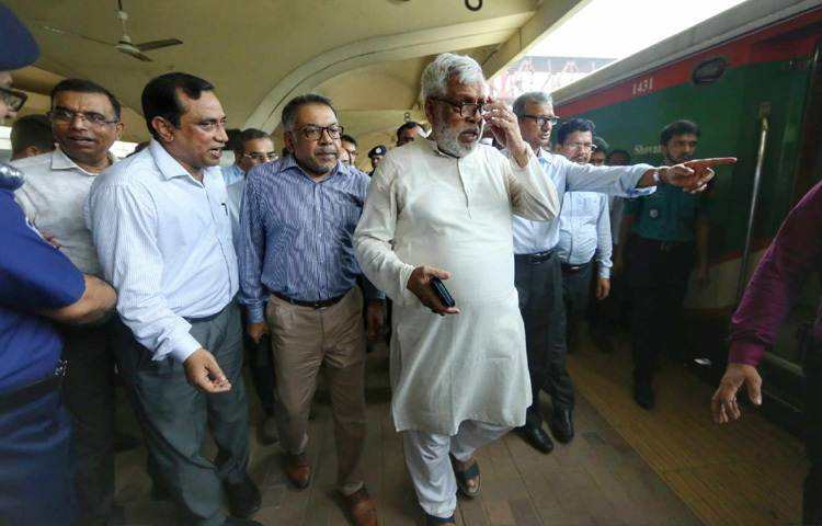 এছাড়াও যাত্রীরা যাতে কোন ধরনের ভোগান্তির শিকার না হয় সে বিষয়ে সব ধরনের পদক্ষেপ নিতে স্টেশন কর্তৃপক্ষের সঙ্গেও কথা বলেন তিনি।