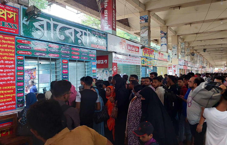 বিকেলে এমনই চিত্র দেখা গেছে গাবতলী বাস টার্মিনাল ও আশপাশের সড়কে।