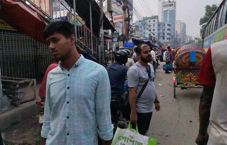 টানা দাঁড়িয়ে থাকা, গাদাগাদি ভিড়, বাস না পেয়ে ঘণ্টার পর ঘণ্টা অপেক্ষা সব কষ্টের মাঝেও মানুষ হাসছেন। কারণ, গন্তব্যে অপেক্ষা করছে পরিবার, চেনা উঠান, কোরবানির আয়োজন আর শৈশবের স্মৃতি।