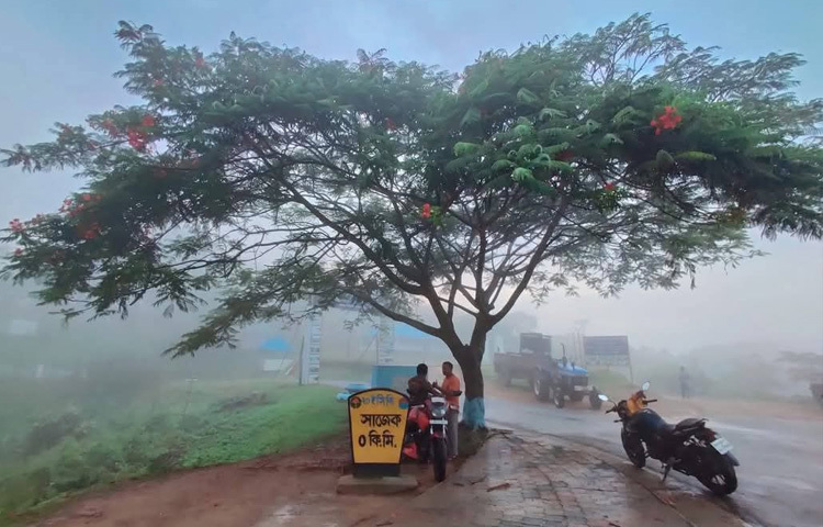 ঈদ উপলক্ষে টানা ১০ দিনের ছুটিকে ঘিরে প্রাণচাঞ্চল্যে মুখর হয়ে উঠেছে পার্বত্য শহর রাঙ্গামাটি ও সাজেক। পাহাড়-হ্রদের অপার সৌন্দর্য দেখতে প্রতিবছরই অসংখ্য পর্যটক ভিড় করেন এখানে। এবারও তার ব্যতিক্রম হচ্ছে না।
