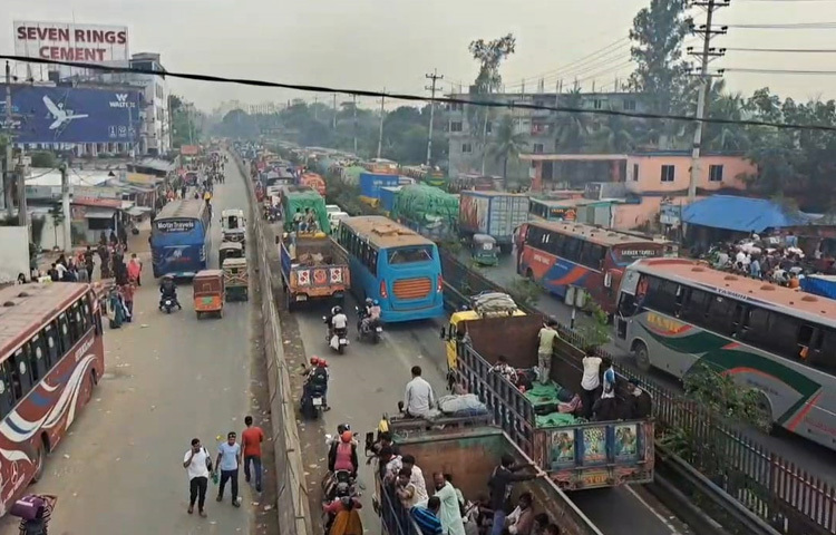 এমন যানজট, দীর্ঘ প্রতীক্ষা আর গণপরিবহনের সংকটের মাঝেও প্রিয়জনের সঙ্গে ঈদ উদযাপন করতে মানুষ ছুটছে, যেভাবেই হোক গ্রামে পৌঁছাতে চাইছেন সবাই।