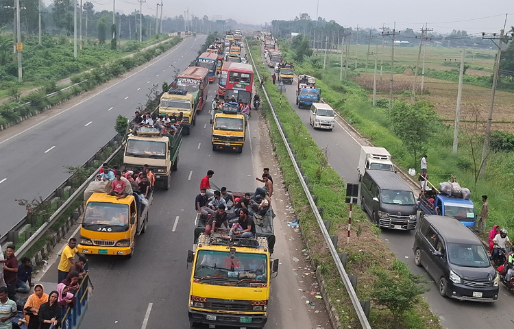 কেউ খোলা ট্রাকে, কেউবা ঝুঁকিপূর্ণভাবে বাসের ছাদে চড়ে ফিরছেন গ্রামের বাড়ি। যাত্রীদের অভিযোগ, বাড়তি ভাড়া আদায় করছে অনেক পরিবহন।