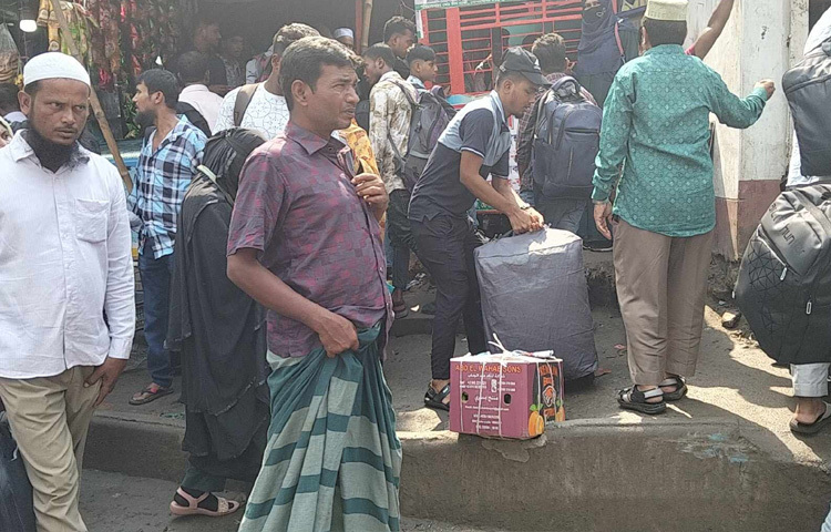 বাস খালি ফিরে যাওয়ার অজুহাতে অনেক পরিবহন কর্তৃপক্ষই অতিরিক্ত ভাড়া নিচ্ছে বলে অভিযোগ যাত্রীদের। তবে ভাড়া দ্বিগুণ বা তার চেয়েও বেশি আদায়ের বিষয়ে পরিবহন কর্তৃপক্ষ কথা বলতে অনিচ্ছুক। এইভাবে নানা অজুহাতে রাজধানী ছাড়তে চাওয়া সাধারণ মানুষকে বাড়তি ভাড়া দিয়েই ঘরে ফিরতে হচ্ছে।