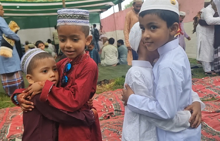 প্রায় ৯৬ বছর আগে, ১৯২৮ সালে সাদ্রা দরবার শরীফের প্রতিষ্ঠাতা মাওলানা ইসহাক চৌধুরী সৌদি আরবের অনুসরণে আগাম রোজা, ঈদুল ফিতর ও ঈদুল আযহা পালন প্রথা চালু করেন। তখন থেকেই এই রেওয়াজ অনুসরণ করছেন চাঁদপুরের কিছু নির্দিষ্ট গ্রামবাসী।