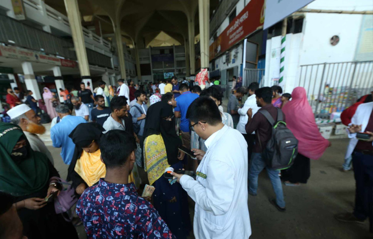 ঢাকা রেলওয়ে স্টেশন ম্যানেজার মো. সাজেদুল ইসলাম বলেন, যাত্রীদের ঈদযাত্রা নিরাপদ করতে আমরা সব ধরনের ব্যবস্থা নিয়েছি। তিন স্তরের টিকিট চেকিং ব্যবস্থা করা হয়েছে। মোবাইল কোর্ট পরিচালিত হচ্ছে।