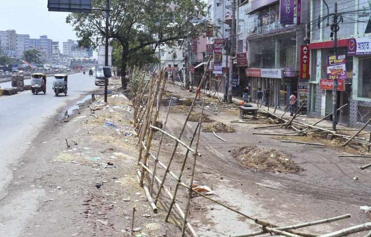 আজ দুপুরে ঘুরে দেখা যায় শনিআখরা, মাতুয়াইল ও রায়েরবাগ এলাকার কোরবানির হাটগুলো প্রায় ফাঁকা।