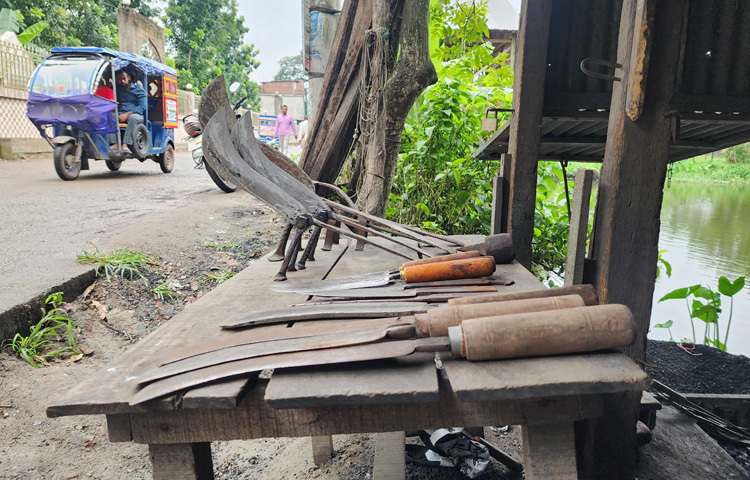 আগের মতো হাপড় (চামড়া দ্বারা তৈরি একধরনের যন্ত্র) টেনে, লোহা পুড়িয়ে লাল করে পিটিয়ে টুং টাং শব্দে দিনরাত ধারালো জিনিস তৈরিতে ব্যস্ততা নেই কারিগরদের। বর্তমানে বাজারে আধুনিক স্টিল ও লোহার তৈরি জিনিসপত্র পাওয়ায় প্রাচীন পদ্ধতিতে তৈরি লোহার উপকরণের প্রতি আগ্রহ নেই মানুষের।