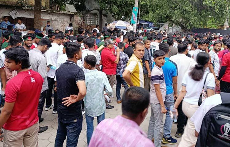 এশিয়ান কাপ বাছাইপর্বে সিঙ্গাপুরের বিপক্ষে বাংলাদেশের ম্যাচ সন্ধ্যা ৭টায়; কিন্তু ম্যাচ শুরুর ৫ থেকে ৬ ঘণ্টা আগেই ঢাকা জাতীয় স্টেডিয়ামমুখি জনতার ঢল নামে। স্টেডিয়ামের চারপাশে প্রবেশপথগুলোতে ভিড় জমাতে শুরু করে। ছবি: জাগো নিউজ