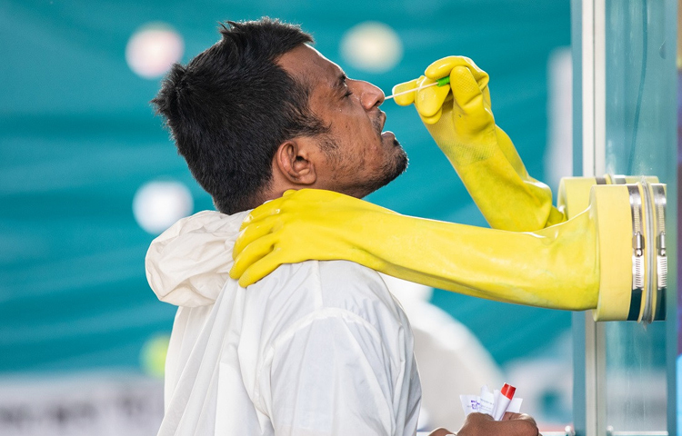 দেশে করোনাভাইরাসের সংক্রমণ আবারও বাড়ছে। ফলে সারাদেশের হাসপাতালগুলোতে করোনার নমুনা পরীক্ষা ফের চালু করার সিদ্ধান্ত নিয়েছে স্বাস্থ্য অধিদপ্তর। প্রাথমিকভাবে যেসব মেডিকেল কলেজ ও জেলা হাসপাতালে আরটিপিসিআর ল্যাব আছে; সেখানেই এ পরীক্ষা শুরু হবে। ছবি: জাগো নিউজ