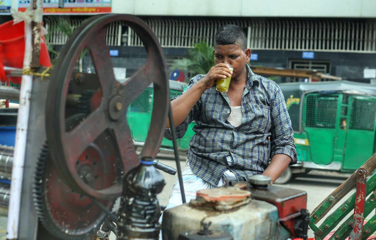 গরমের কারণে শুধু ক্লান্তিই নয়, নানা রকম স্বাস্থ্য ঝুঁকিতেও পড়েন এই রিকশাচালকরা। হিটস্ট্রোক, পানিশূন্যতা, উচ্চ রক্তচাপ, মাথা ঘোরা, বমিভাব এসব তো আছেই। সবচেয়ে ভয়াবহ ব্যাপার হলো এদের বড় একটা অংশ এসব বিষয়ে সচেতন নয়।