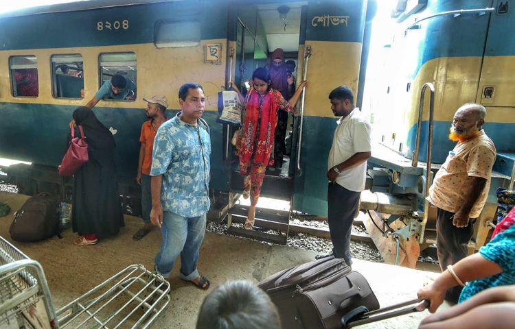 কমলাপুর স্টেশনের বাইরে এসে যখন মানুষ বাস বা সিএনজির জন্য দাঁড়ায়, তখন যেন আরেক যাত্রা শুরু হয়। রোদের তেজে ফুটপাত গরম হয়ে আছে, বাতাস নেই বললেই চলে। ট্রেনের দীর্ঘ যাত্রার পর এবার শহরের ভেতরের ভোগান্তির পালা।