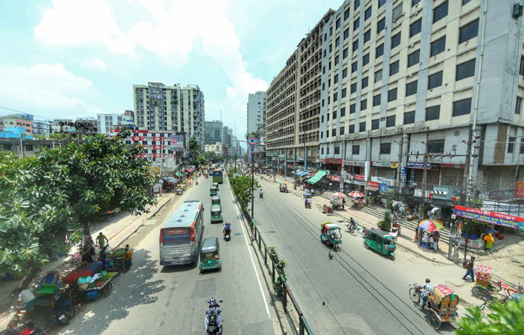 এখানেও চোখে পড়ে এক-আধটা বাইক, কিছু যাত্রীবাহী অটোরিকশা-তারা কেবল জরুরি প্রয়োজনে বেরিয়েছেন। পেছনে ফেলে যাচ্ছেন নিস্তব্ধ সড়কের দীর্ঘ ছায়া।