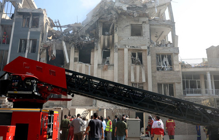 নতুন করে ইরানের তাবরিজ শহরে হামলা চালিয়েছে ইসরায়েল। ইরানের আধা-সরকারি বার্তা সংস্থা তাসনিমের বরাতে এ তথ্য জানিয়েছে কাতারভিত্তিক সংবাদমাধ্যম আল জাজিরা। তবে এ হামলায় হতাহত কিংবা ক্ষয়ক্ষতির পরিমাণ তাৎক্ষণিকভাবে জানা যায়নি। ছবি: এএফপি