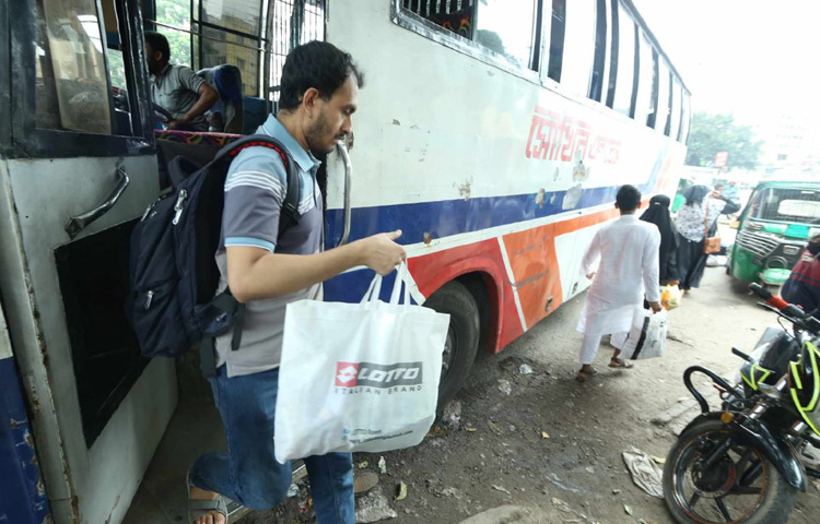 ছুটি কাটিয়ে আজও বাড়ি ফেরা মানুষের ভিড় দেখা যাচ্ছে বিভিন্ন বাস টার্মিনাল ও রাস্তায়। ধীরে ধীরে সক্রিয় হয়ে উঠছে ঢাকার চেনা গতি, চেনা মুখ।