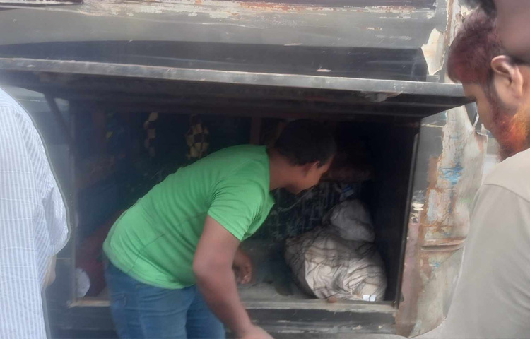 ঢাকা-টাঙ্গাইল-যমুনা সেতু মহাসড়কে যাত্রার স্বস্তি মিললেও, সিরাজগঞ্জের পশ্চিম সংযোগ মহাসড়ক থেকে শুরু করে টাঙ্গাইলের এলেঙ্গা পর্যন্ত প্রায় ৩০ কিলোমিটারজুড়ে ছিল ধীরগতির যানজট। ফলে বহু যাত্রীকে ঘণ্টার পর ঘণ্টা আটকে থাকতে হয়েছে গরমে, ক্লান্তিতে আর অপেক্ষায়।