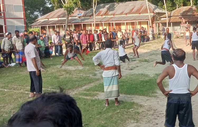 শিশুদের কৌতূহল আর প্রবীণদের স্মৃতির ভারে ভরা চোখে ফুটে উঠেছে পুরোনো দিনের আনন্দ।