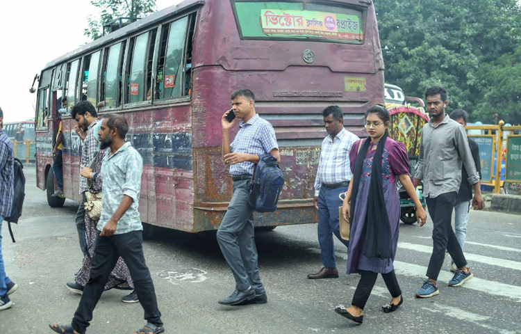 রামপুরা ব্রিজ সংলগ্ন এলাকা, হাতিরঝিলের পাশঘেঁষা সড়ক কিংবা মালিবাগগামী রাস্তা-সবখানেই এখন জমজমাট ব্যস্ততা।
