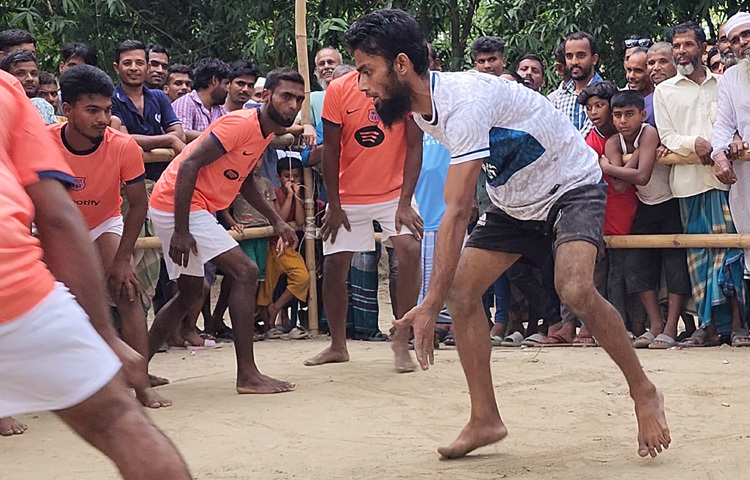 স্থানীয় সামাজিক সংগঠন আতাউর রহমান খান ওয়েলফেয়ার ফাউন্ডেশনের আয়োজনে জমজমাট এই খেলায় অংশ নেয় স্থানীয় বিবাহিত ও অবিবাহিত দল, যার প্রতিটিতেই ছিল ৮ জন করে খেলোয়াড়।