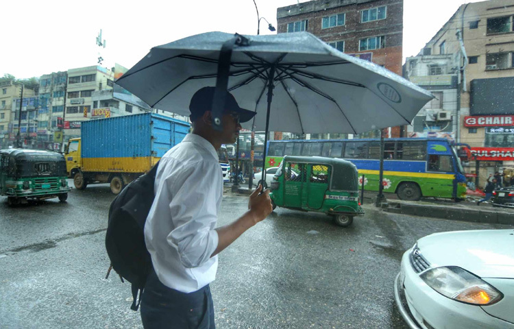 কারোর কাছে এই বৃষ্টি ভেজা সকাল ভালোবাসার, কারোর কাছে নস্টালজিয়ার, আবার কারোর কাছে অফিসে পৌঁছানোর দুর্ভোগ। কিন্তু তারপরও ঢাকার আষাঢ় যেন একটুকরো রোমান্টিক বিষণ্ণতা নিয়ে আসে প্রতি বছর, আর আজও তার ব্যতিক্রম হয়নি।