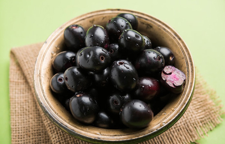 আয়রন ও ভিটামিন সি’র চমৎকার উৎস জাম। এটি রক্তকে টক্সিনমুক্ত করতে সাহায্য করে এবং রক্তস্বল্পতা বা হিমোগ্লোবিনের ঘাটতি পূরণে গুরুত্বপূর্ণ ভূমিকা রাখে। সেইসঙ্গে পটাসিয়াম সমৃদ্ধ হওয়ায় রক্তচাপ নিয়ন্ত্রণে রাখে এবং হৃদযন্ত্রকে রাখে সুস্থ।