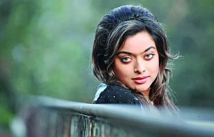 ২০০৪ সালে শাহাদাত হোসেন লিটন পরিচালিত ‘রুখে দাড়াও’ ছবির মাধ্যমে রঙিন দুনিয়ায় পা রাখেন এই অভিনেত্রী। প্রথম সিনেমা সফল না হলেও সমালোচিত হন খোলামেলা পোশাকের জন্য।