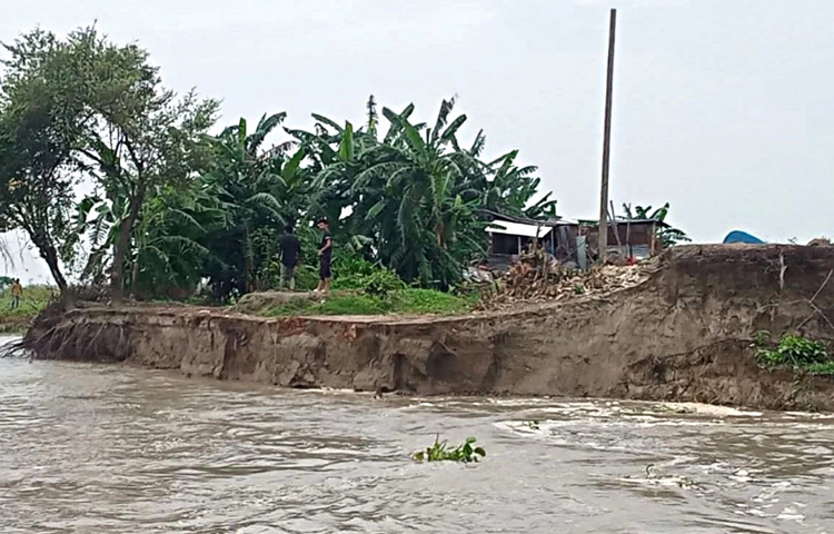 অন্যদিকে ছলেনামা ও খোকারাম সরকারের ডাঙ্গীতে সরকারি আশ্রয়ণ প্রকল্পের শতাধিক ঘর ঝুঁকিতে রয়েছে।