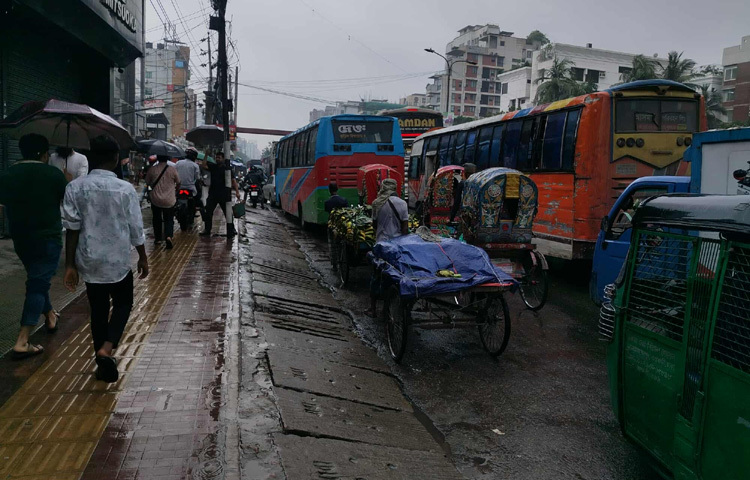 সকাল সাড়ে ৮টার দিকে তারা কুড়িল বিশ্বরোড-বাড্ডা সড়কে অবস্থান নেন। এতে ওই সড়কে যান চলাচল বন্ধ হয়ে গেছে।