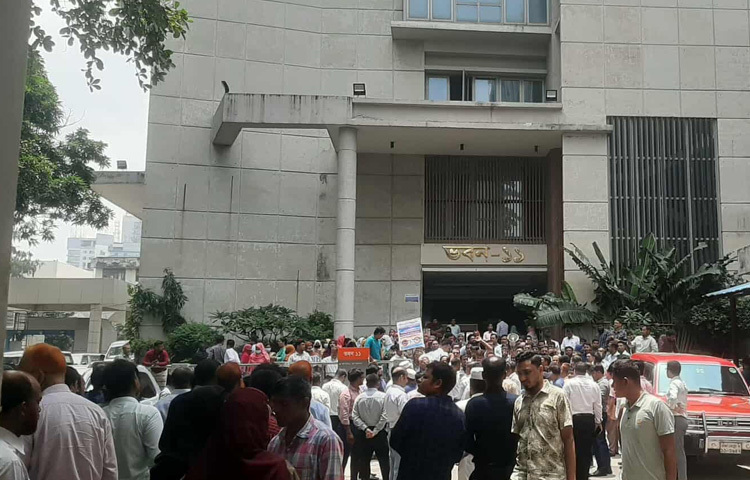 সরকারি কর্মচারীরা অধ্যাদেশটিকে নিবর্তনমূলক ও কালো আইন হিসেবে আখ্যায়িত করেছেন। এটি বাতিল করার জন্য সচিবালয়ে বিক্ষোভ মিছিল, কর্মবিরতি, অবস্থান কর্মসূচি ছাড়াও কয়েকজন উপদেষ্টাকে স্মারকলিপি দিয়েছেন তারা।