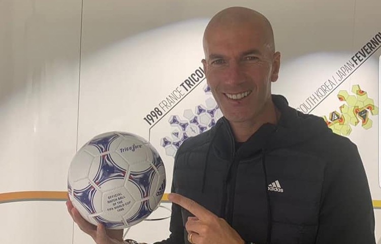 ১৯৯৮ সালের বিশ্বকাপে স্বাগতিক ফ্রান্সের হয়ে জিদান ছিলেন অপ্রতিরোধ্য। ব্রাজিলের বিপক্ষে ফাইনালে দুইটি হেডে গোল করে দলকে এনে দেন প্রথম বিশ্বকাপ।