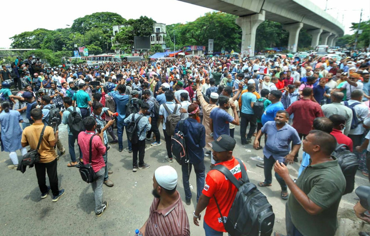 দুপুর ১টা ১০ মিনিটে তারা শাহবাগ মোড় অবরোধ করেন।