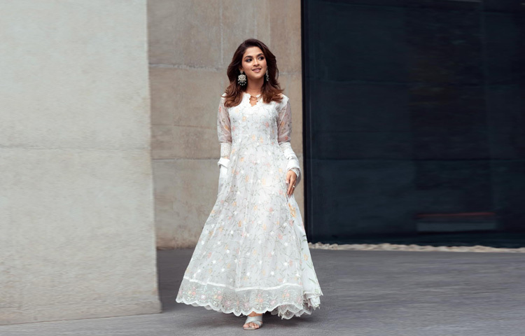 এই গরমের দিনে পার্টি বা উৎসব আয়োজনের জন্য যারা আরামদায়ক কিন্তু স্টাইলিশ কিছু খুঁজছেন, সাদিয়ার এই লুক হতে পারে আদর্শ অনুপ্রেরণা।