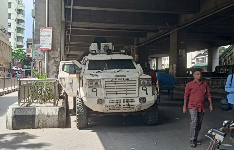 শাহবাগ থেকে ফার্মগেট অভিমুখী সড়কে মোতায়েন করা হয়েছে একটি জলকামান ও দুটি এপিসি (সাঁজোয়া যান)।