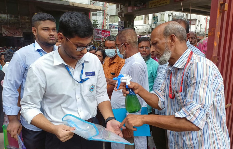গেটে তল্লাশির সময় অনেক শিক্ষার্থীকেই হার্ডবোর্ড ফেলে রেখে ঢুকতে হয়েছে কেন্দ্রে। কেউ কেউ অপ্রস্তুত হয়ে হতাশাও প্রকাশ করেছেন।