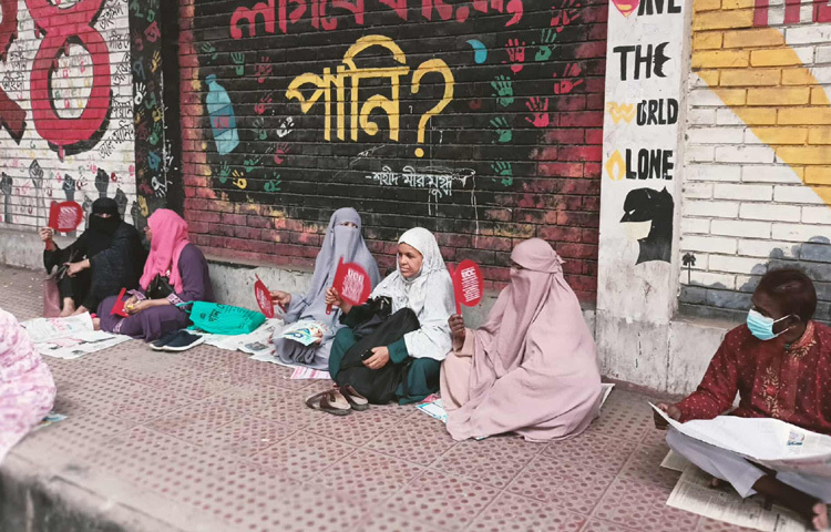 তেজগাঁও কেন্দ্রের আশপাশের দোকানপাটও ছিল স্বাভাবিক ছন্দে। কোথাও কোনো উচ্চ শব্দ বা অনাকাঙ্ক্ষিত ভিড় চোখে পড়েনি। সব মিলিয়ে একটি পরীক্ষাবান্ধব পরিবেশ গড়ে তোলা সম্ভব হয়েছে-এটা শুধু পরীক্ষার্থীদের জন্যই নয়, অভিভাবকদের মনেও এনে দিয়েছে প্রশান্তি।