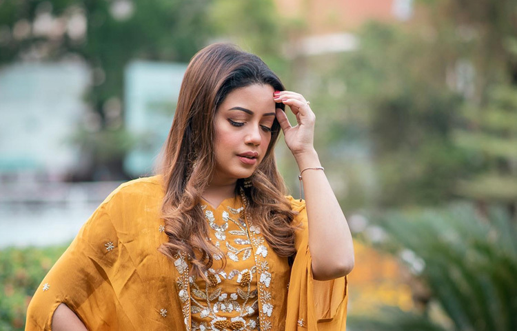 কনার ব্যক্তিগত জীবনে এমন একটি অধ্যায়ের ইতি টানার খবর ভক্তদের জন্য এসেছে মন খারাপের বার্তা হয়ে। কারণ, সাধারণত ব্যক্তিগত জীবন নিয়ে মিডিয়ার সামনে মুখ খুলেন না কনা। নিজের সংসার জীবনও বরাবরই রাখতেন আড়ালে। বিয়ের খবরটিও তিনি জানিয়েছিলেন বিয়ের বহুদিন পর, যখন সময়টা মনে করেছিলেন উপযুক্ত।