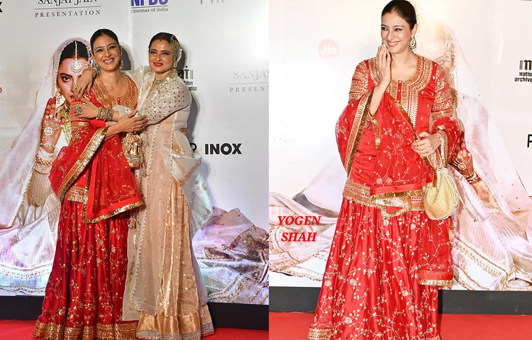 লাল ঝলমলে লেহেঙ্গায় অনায়াসে নজর কেড়েছেন টাবু। রেখার সঙ্গে ভাগ করে নিয়েছেন হাসিমাখা কিছু মুহূর্ত।