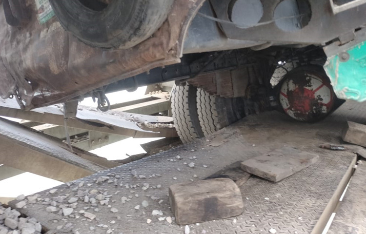 দীর্ঘদিনের পুরোনো এবং মেয়াদোত্তীর্ণ এই সেতুটি এমনিতেই ছিল ঝুঁকিপূর্ণ। স্থানীয়দের অভিযোগ, প্রায়ই ভেঙে পড়ে সেতুর বিভিন্ন অংশ। অথচ মিলছে না স্থায়ী কোনো সমাধান। ফলে জীবনের ঝুঁকি নিয়েই চলতে হয় যাত্রী, ব্যবসায়ী এবং শিক্ষার্থীদের।