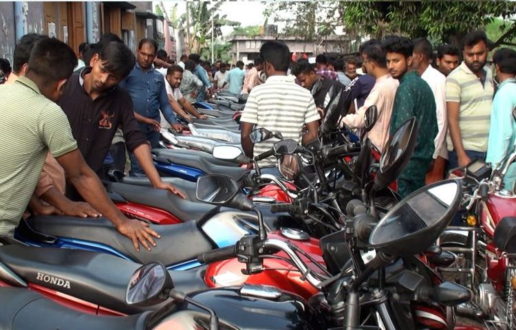 এই হাটে এক দশকেরও বেশি সময় ধরে কোনো বড় ধরনের ঝামেলার খবর নেই। নিয়ম মেনে চলে হাট। কাগজ যাচাই না করে বাইক বিক্রি নয়-এই নিয়ম মানতে হয় সবাইকে। পুলিশের নজরদারিও রয়েছে নিয়মিত।