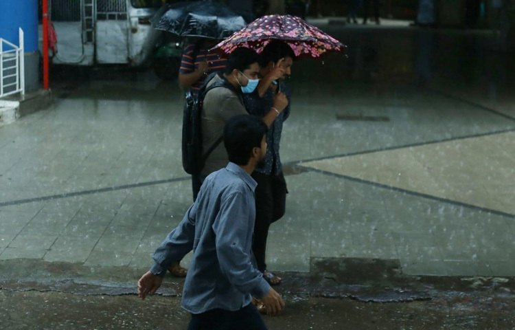 ঢাকার এই বৃষ্টির দুপুর মানেই কেবল ভেজা রাস্তা নয়, বরং প্রতিটি মানুষের জীবনে যুক্ত হয় এক মুহূর্তের আবেগ, ক্লান্তি কিংবা ছোট্ট সুখ। একদিকে যেমন দুর্ভোগ, অন্যদিকে এক টুকরো স্বস্তি।