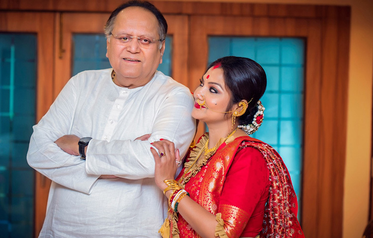 দীপঙ্কর দে শুধু একজন শিল্পী নন, তিনি একজন প্রেমিক মানুষও। বহু বছর একসঙ্গে পথচলার পর ২০২০ সালে অভিনেত্রী দোলন রায়ের সঙ্গে তিনি বিবাহবন্ধনে আবদ্ধ হন। সামাজিক রীতি-নীতি তোয়াক্কা না করে, পরিণত বয়সে প্রেম ও বিবাহের সাহসিক সিদ্ধান্ত তিনি আমাদের দেখিয়ে দিয়েছেন। এক্ষেত্রে তিনি হয়েছেন বাস্তব জীবনের এক সত্যিকারের নায়ক।