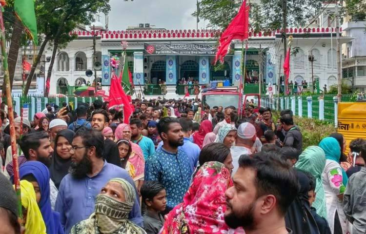 চারশ বছরের পুরোনো এই ইমামবাড়ায় ভোর থেকেই ঢাকাসহ আশপাশের এলাকা থেকে শিয়া সম্প্রদায়ের হাজারও মুসলিম জড়ো হতে থাকেন। ছবি: মাহবুব আলম