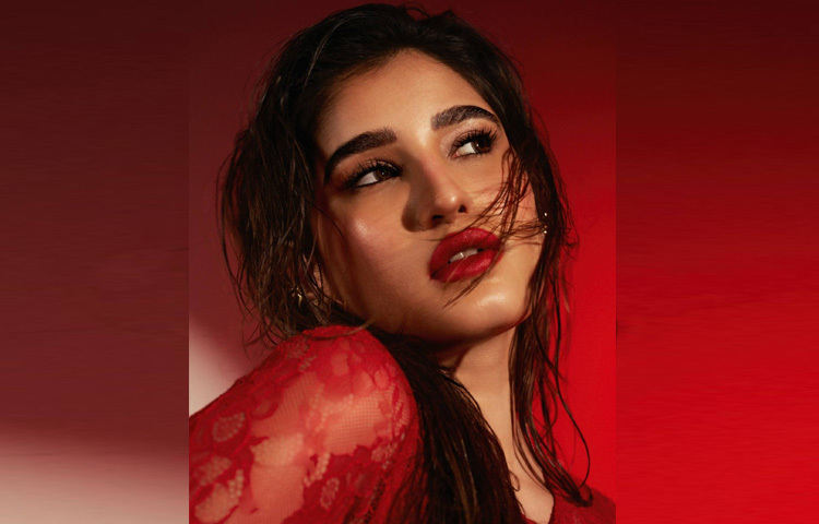 মেকআপে ছিল ‘সফট গ্ল্যাম’ ছোঁয়া; হালকা বেইস, হাইলাইটেড চেকবোনস আর ঘন আইল্যাশ।