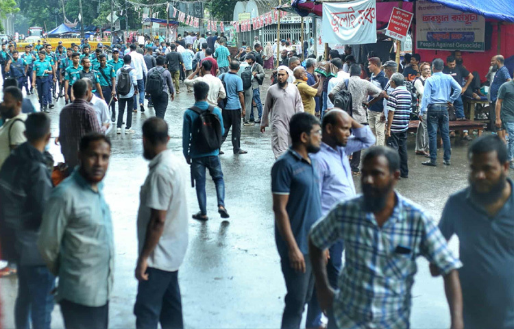 এতে উভয় পক্ষের বেশ কয়েকজন আহত হন। একই সঙ্গে আন্দোলনকারীদের কয়েকজনকে আটক করতেও দেখা যায়।