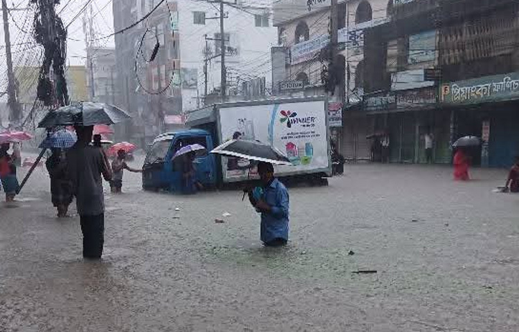 পানি উন্নয়ন বোর্ডের উপ-বিভাগীয় প্রকৌশলী মো. আবুল কাশেম জানিয়েছেন, সীমান্তবর্তী নদীগুলোর পানি দ্রুত বাড়ছে। যদিও এখনো তা বিপদসীমার নিচে আছে, তবে উজানে ভারী বৃষ্টিপাত হলে পরিস্থিতি আরও জটিল হতে পারে।