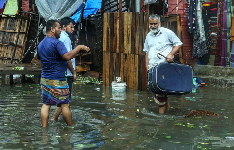 বিশেষ করে নিত্যপ্রয়োজনীয় সবজির দামে বড় ওঠানামা না থাকলেও বাজারের পরিবেশে এই জলাবদ্ধতা যে এক বিশাল সমস্যা হয়ে দাঁড়িয়েছে তা বলার অপেক্ষা রাখে না। প্রশাসনের নজরদারি না থাকায় প্রতিবারই বর্ষা মৌসুমে এমন চিত্র দেখা যায়।